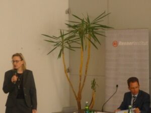 Сюзън Милфорд, директор на Института за Дунавското пространство и Централна Европа открива дискусията "България преди изборите"